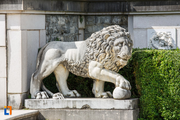 statuie-cu-leu-castelul-peles-din-sinaia-judetul-prahova.jpg