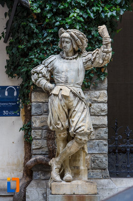 statuie-cu-personaj-medieval-castelul-peles-din-sinaia-judetul-prahova.jpg