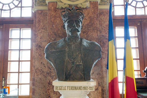 statuie-cu-regele-ferdinand-sala-unirii-1-decembrie-1918-din-alba-iulia-judetul-alba.jpg