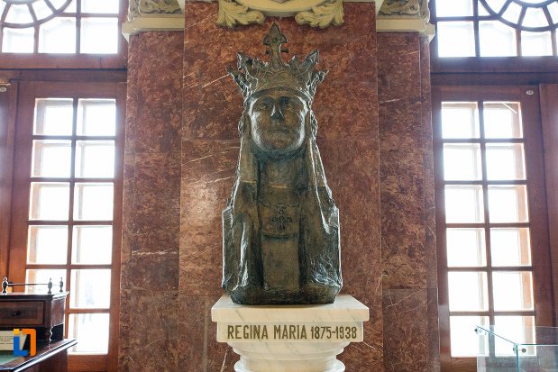 statuie-cu-regina-maria-sala-unirii-1-decembrie-1918-din-alba-iulia-judetul-alba.jpg