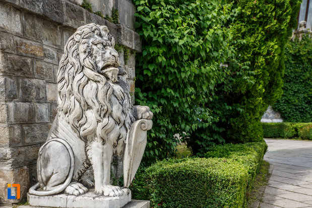 statuie-cu-simbol-regal-castelul-peles-din-sinaia-judetul-prahova.jpg