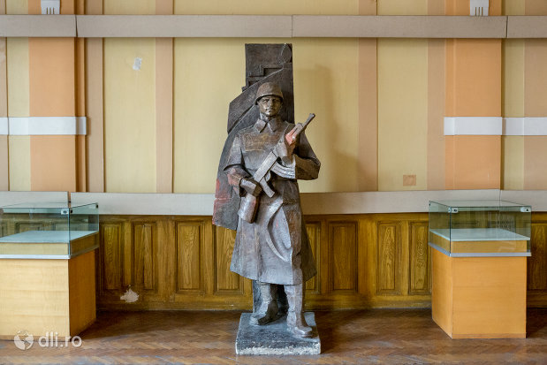 statuie-cu-soldat-din-muzeul-militar-din-oradea-judetul-bihor.jpg