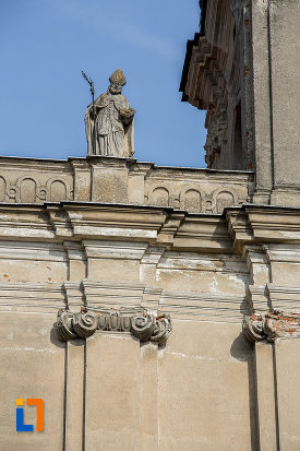 statuie-de-la-biserica-armeano-catolica-sf-elisabeta-din-dumbraveni-judetul-sibiu.jpg