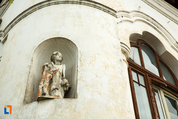 statuie-de-la-casa-vasile-moanga-din-targu-jiu-judetul-gorj.jpg