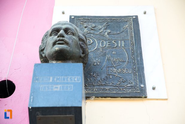 statuie-de-la-locul-unde-a-fost-casa-lui-gheorghe-eminovici-casa-natala-a-lui-mihai-eminescu-din-botosani-judetul-botosani.jpg
