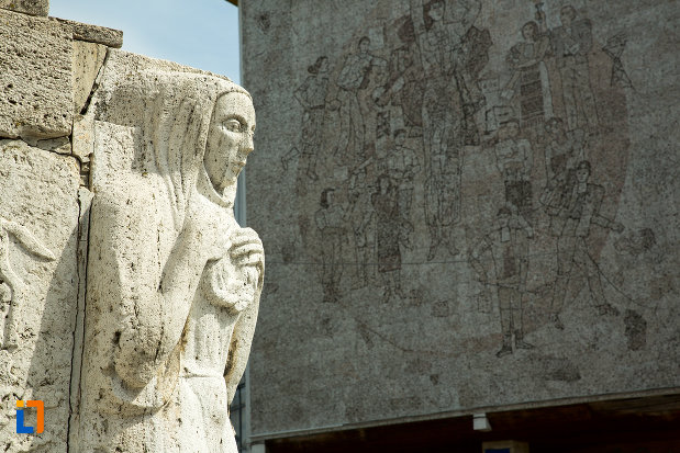 statuie-de-la-mausoleul-eroinei-ecaterina-teodoroiu-din-targu-jiu.jpg