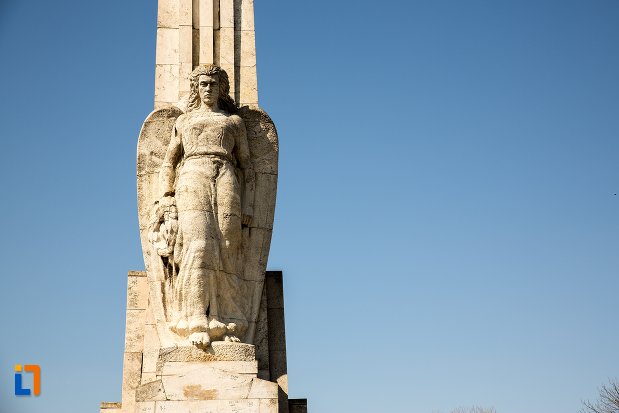 statuie-de-la-obeliscul-lui-horea-closca-si-crisan-din-alba-iulia-judetul-alba.jpg
