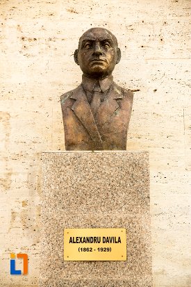 statuie-de-la-teatru-alexandru-davila-din-pitesti-judetul-arges.jpg