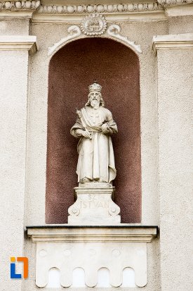 statuie-de-langa-biserica-sf-elisabeta-a-ungariei-manastirea-minorita-din-aiud-judetul-alba.jpg