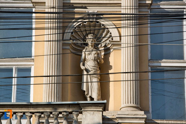 statuie-de-pe-casa-municipala-de-cultura-din-cluj-napoca-judetul-cluj.jpg