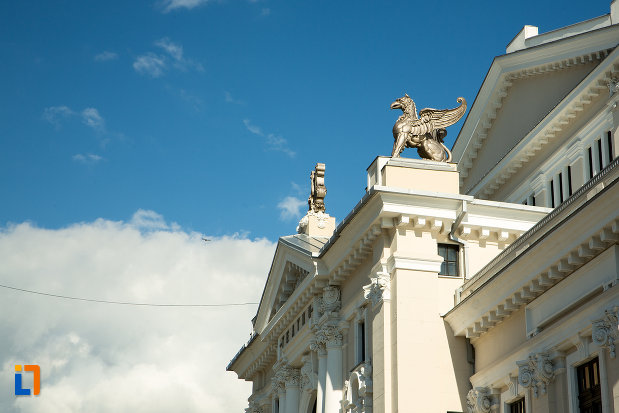 statuie-de-pe-teatrul-din-drobeta-turnu-severin-judetul-mehedinti.jpg