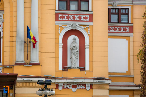 statuie-de-pe-teatrul-national-din-cluj-napoca-judetul-cluj.jpg