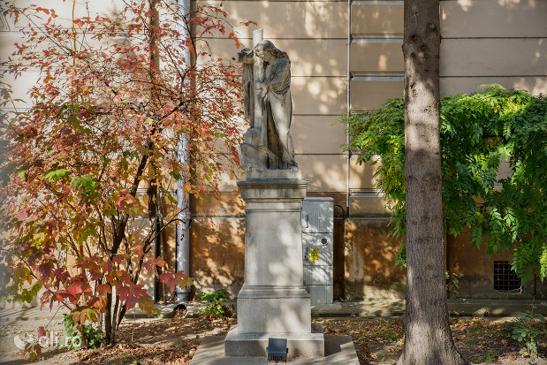 statuie-din-curte-biserica-romano-catolica-coborarea-sfantului-duh-din-oradea-judetul-bihor.jpg