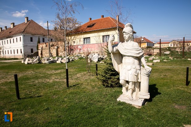 statuie-din-curtea-de-la-cetatea-alba-carolina-din-alba-iulia-judetul-alba.jpg