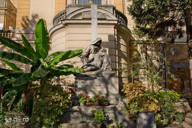 statuie-exterioara-biserica-romano-catolica-coborarea-sfantului-duh-din-oradea-judetul-bihor.jpg