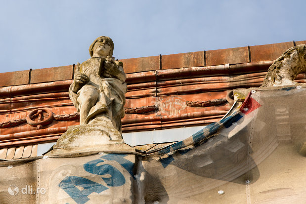 statuie-exterioara-palatul-apollo-din-oradea-judetul-bihor.jpg