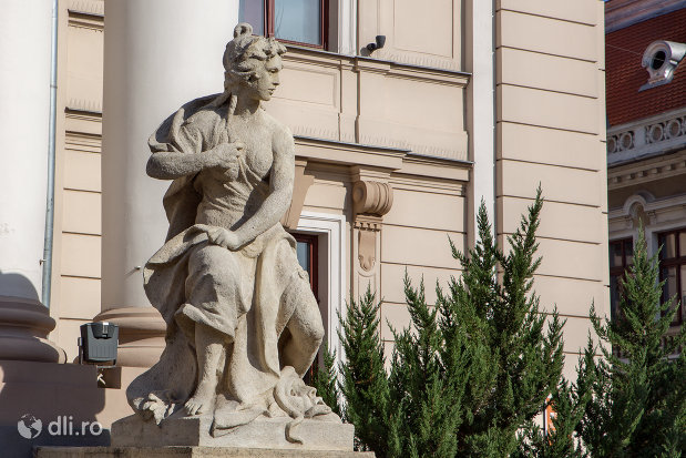 statuie-exterioara-teatrul-de-stat-din-oradea-judetul-bihor.jpg