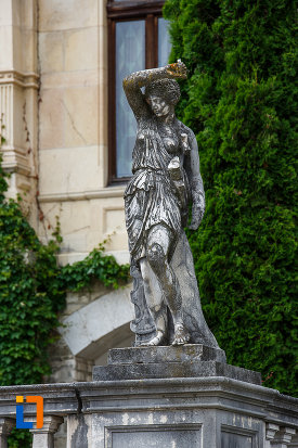 statuie-feminina-de-la-castelul-peles-din-sinaia-judetul-prahova.jpg