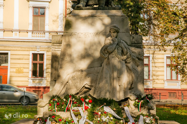 statuie-la-baza-statuia-lui-szacsvay-imre-din-oradea-judetul-bihor.jpg