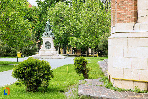 statuie-langa-ansamblul-bisericii-sf-treime-din-craiova-judetul-dolj.jpg