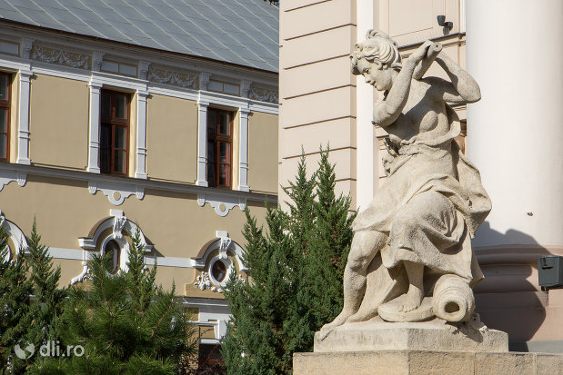 statuie-langa-teatrul-de-stat-din-oradea-judetul-bihor.jpg