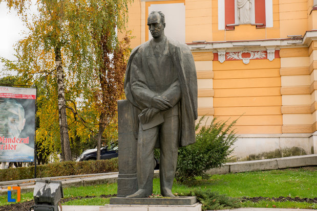 statuie-langa-teatrul-national-din-cluj-napoca-judetul-cluj.jpg