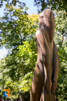 statuie-nud-din-braila-judetul-braila-vazuta-din-spate.jpg
