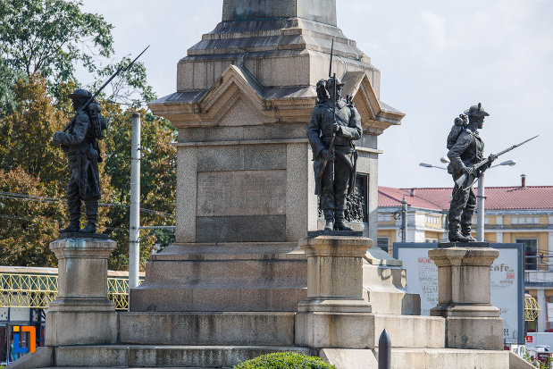 statuile-de-la-monumentul-vanatorilor-din-razboiul-de-independenta-din-ploiesti-judetul-prahova.jpg