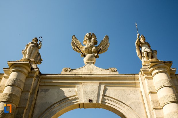 statuile-de-la-poarta-a-i-a-a-cetatii-din-alba-iulia-judetul-alba.jpg