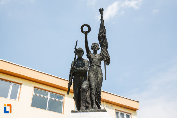 statuile-de-pe-monumentul-eroilor-din-slanic-judetul-prahova.jpg