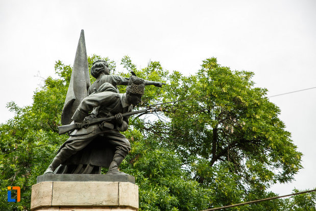 statuile-de-pe-monumentul-independentei-din-focsani-judetul-vrancea.jpg?profile=RESIZE_710x