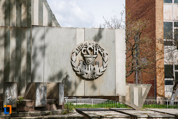 stema-de-pe-monumentul-csh-din-hunedoara-judetul-hunedoara.jpg
