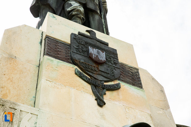 stema-de-pe-monumentul-eroilor-din-primul-razboi-mondial-din-drobeta-turnu-severin-judetul-mehedinti.jpg