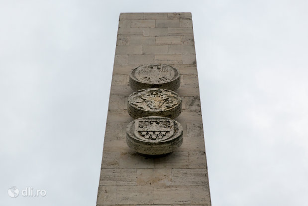 steme-de-pe-monumentul-mihai-viteazul-din-guruslau-judetul-salaj.jpg