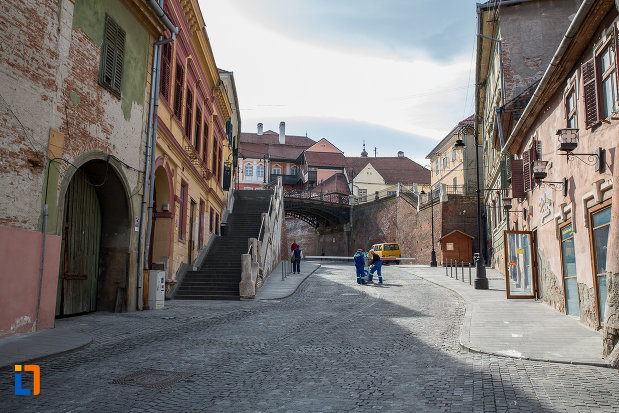 strada-pavata-ce-trece-pe-sub-podul-metalic-podul-minciunilor-1859-din-sibiu-judetul-sibiu.jpg