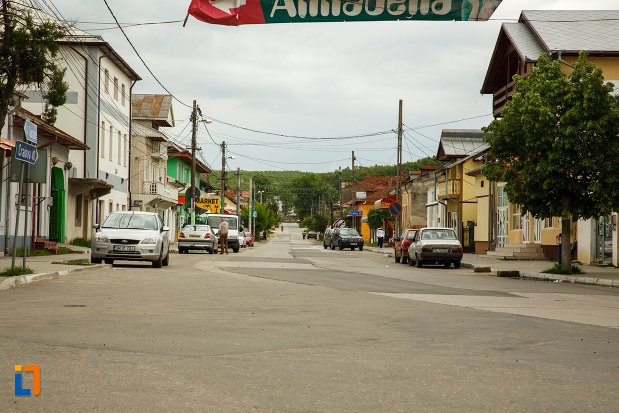 strada-principala-din-orasul-balcesti-judetul-valcea.jpg