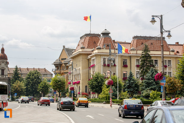 strada-victoriei-cu-fostul-palat-al-prefecturii-azi-primaria-din-targu-mures-judetul-mures.jpg