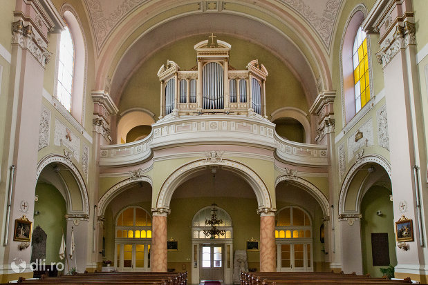 strana-din-biserica-romano-catolica-coborarea-sfantului-duh-din-oradea-judetul-bihor.jpg