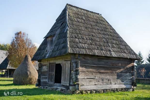 sura-din-muzeul-satului-din-sighetu-marmatiei-judetul-maramures.jpg