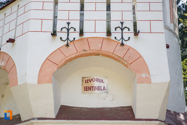 tablita-de-pe-cladirea-izvorul-sentinela-1896-din-vatra-dornei-judetul-suceava.jpg