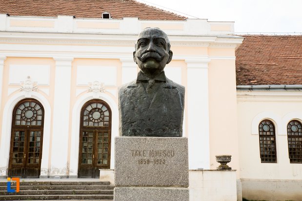 take-ionescu-grupul-statuar-din-fata-salii-unirii-din-alba-iulia-judetul-alba.jpg