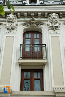 teatrul-mr-gh-pastia-din-focsani-judetul-vrancea-fotografie-cu-ferestre-si-sculpturi.jpg