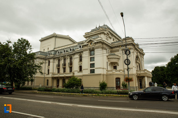 teatrul-mr-gh-pastia-din-focsani-judetul-vrancea-vazut-de-la-distanta.jpg