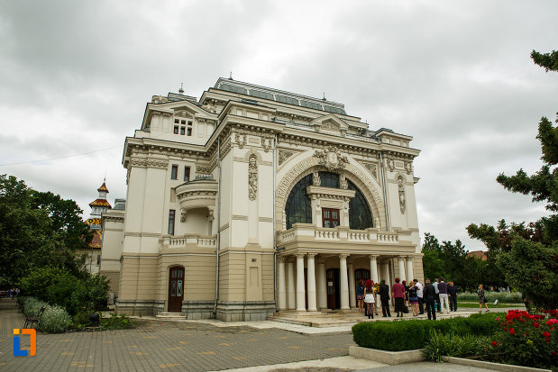 teatrul-mr-gh-pastia-din-focsani-judetul-vrancea-vazut-din-lateral.jpg