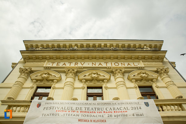 teatrul-national-din-caracal-judetul-olt-vazut-de-jos.jpg