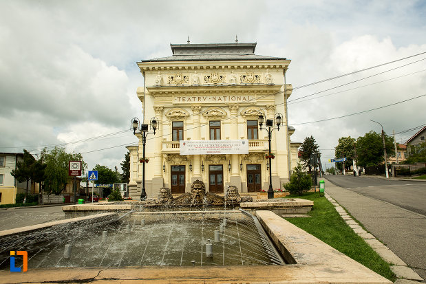 teatrul-national-din-caracal-judetul-olt-vazut-din-fata.jpg