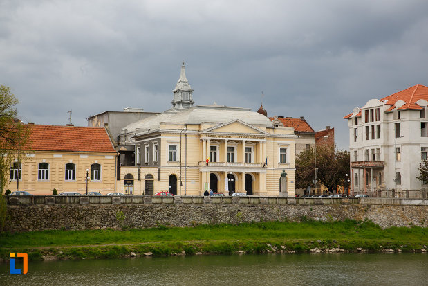 teatrul-traian-grozavescu-din-lugoj-judetul-timis-amplasat-pe-malul-raului-timis.jpg