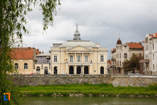 teatrul-traian-grozavescu-din-lugoj-judetul-timis-pozata-de-pe-malul-opus-al-timisului.jpg