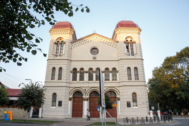 templul-evreiesc-1879-din-radauti-judetul-suceava-vazut-din-fata.jpg