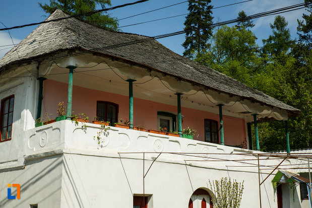 terasa-de-la-casa-ghivercea-din-ocnele-mari-judetul-valcea.jpg